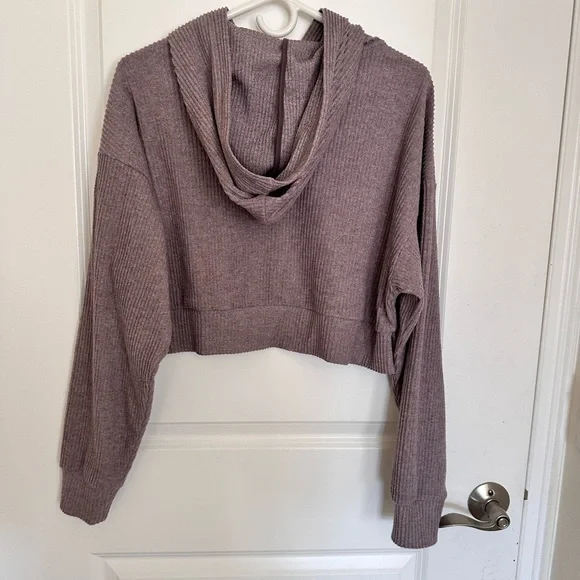 Alo Yoga muse cropped sweatshirt and pants set in size Small raisentte - Picture 2 of 4